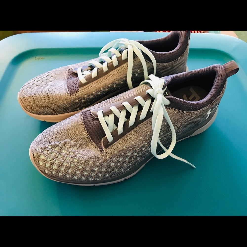 RARE NEW Under Armour Lightning 2 Size 9
